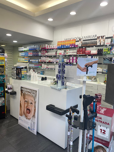 Farmacia Martínez de Vega (Gda. Paula Calzón Fernández)